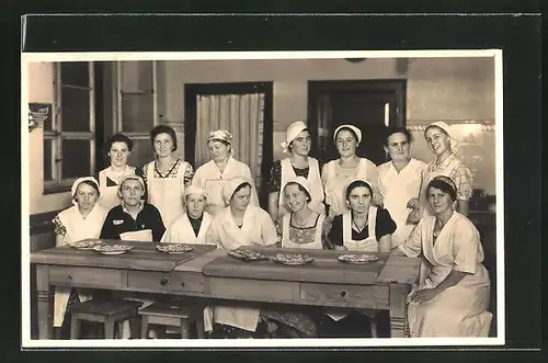 Foto-AK Frauen in Backstube, Dienstmädchen