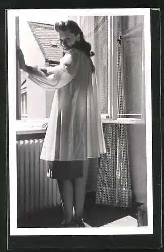 AK Schauspielerin Marianne Schweigert am Fenster