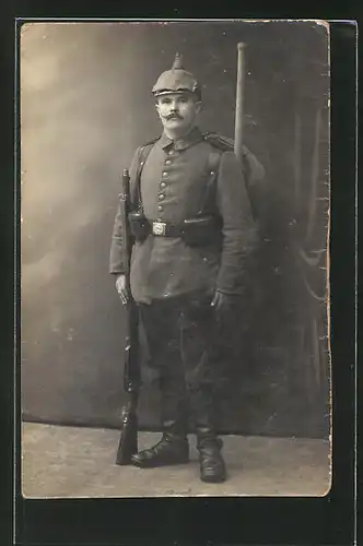 Foto-AK Soldat mit Marschgepack und Pickelhaube-Überzug