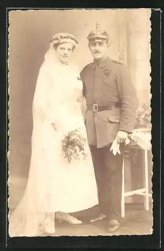 Foto-AK Soldat mit Pickelhaube und Braut, Trauung in Uniform