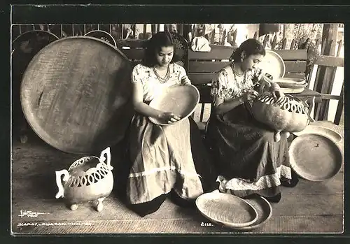 AK Frauen bei der Bemalung von Holzwaren