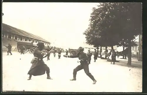 AK Infanteristen bei der Übung im Nahkampf