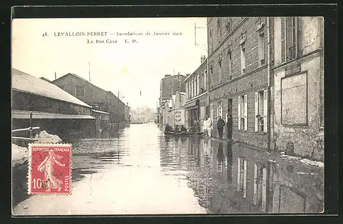 AK Levallois-Perret, Inondations de 1910, La Rue Cave, Strassenpartie bei Hochwasser