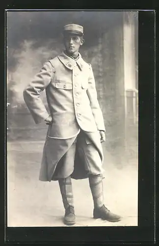 AK Französischer Soldat der Infanterie in Uniform mit Mantel
