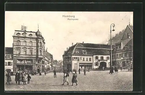 AK Homburg, Marktplatz mit Gebäudeansicht und Passanten