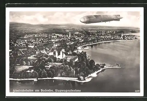 AK Friedrichshafen a. B., Zeppelin über dem Ort, Fliegeraufnahme