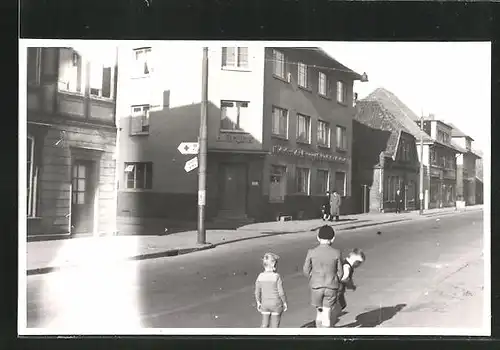 Foto-AK Wunstorf, Kinder vor dem Gasthaus Bruns ca. 1950