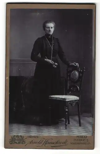 Fotografie Arnold Hirnschrodt, Ried, Portrait Frau im bürgerlichen Kleid mit zurückgebundenem Haar