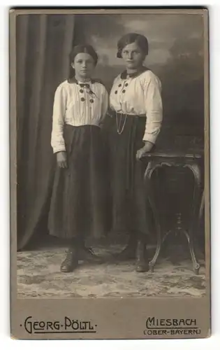 Fotografie Georg Pöltl, Miesbach / Ober-Bayern, Portrait zweier Mädchen mit weissen Blusen und zurückgebundenen Haaren