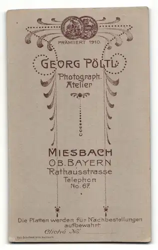 Fotografie Georg Pöltl, Miesbach / Ober-Bayern, Portrait Frau mit Halkette und Schürze in zeitgenössischer Kleidung