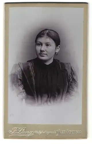 Fotografie F. Lang, Altötting, Portrait Frau mit Ohrringen in einer Jacke mit Puffärmeln