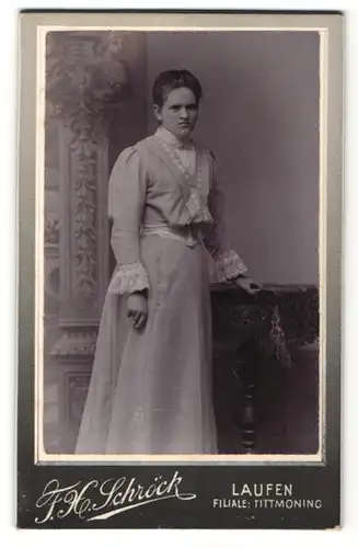 Fotografie F. H. Schröck, Laufen, Portrait Frau im Spitzenkleid mit zugrückgebundenem Haar
