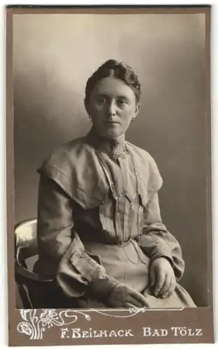 Fotografie F. Beilhack, Bad Tölz, Portrait Frau mit zurückgebundenem Haar in zeitgenössischem Kleid