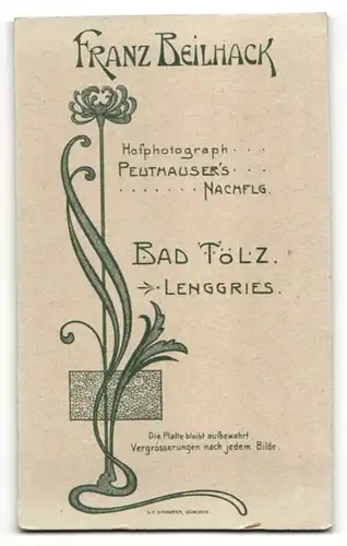 Fotografie F. Beilhack, Bad Tölz, Portrait Frau mit zurückgebundenem Haar in zeitgenössischem Kleid