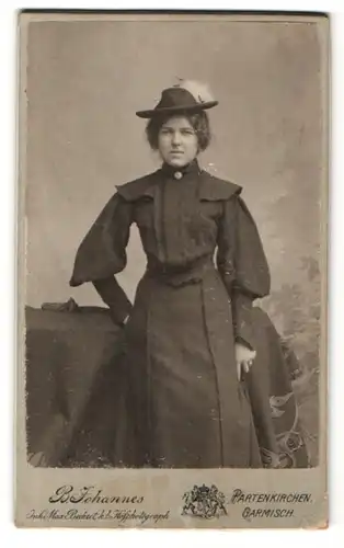 Fotografie B. Johannes, Garmisch-Partenkirchen, Portrait Frau mit Hut im bürgerlichen Kleid