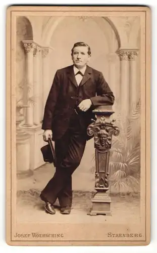 Fotografie Josef Woersching, Starnberg, Portrait Mann mit Hut im bürgerlichen Anzug