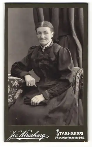 Fotografie Jos. Wörsching, Starnberg, Portrait ältere Frau mit Kragenbrosche im bürgerlichen Kleid auf einem Stuhl