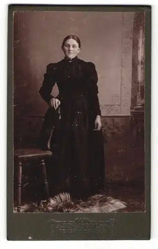 Fotografie J. Schubeck Jun., Teisendorf, Portrait Frau mit Mittelscheitel im bürgerlichen Kleid
