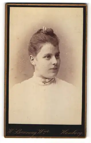 Fotografie W. Breuning Wwe., Hamburg, Portrait Mädchen mit Halskette und Hochsteckfrisur in zeitgenössischer Kleidung