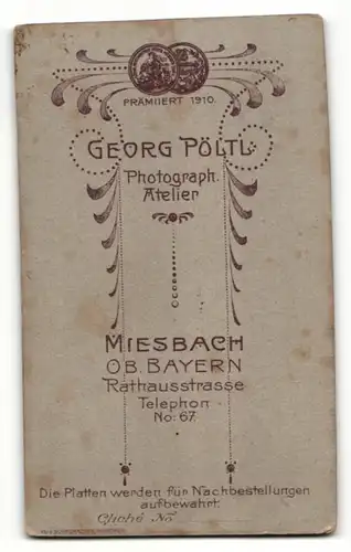 Fotografie Georg Pöltl, Miesbach / Ober-Bayern, Portrait Frau mit Kragenbrosche in gestreifter Bluse