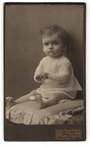 Fotografie Hahn Nachfolger, Dresden-Altstadt, Portrait Kleinkind auf einem Kissen