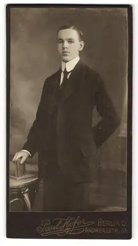 Fotografie Paul Höfer, Berlin O., Portrait junger Mann mit Krawatte im Anzug