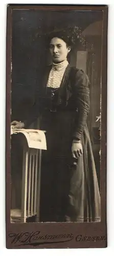 Fotografie W. Hausmann, Gnesen, Portrait Frau im bürgerlichen Kleid mit zurückgebundenem Haar