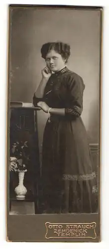 Fotografie Otto Strauch, Zehdenick / Templin, Portrait Frau im bürgerlichen Kleid mit Armband