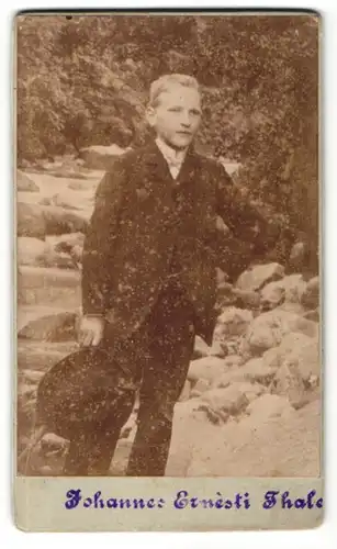 Fotografie Johannes Ernesti, Thale, Portrait Junge mit Fliege und Hut im Anzug