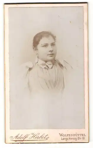 Fotografie Adolf Herbst, Wolfenbüttel, Portrait Mädchen mit zurückgebundenem Haar im bürgerlichen Kleid