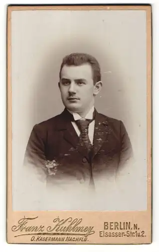 Fotografie Franz Kuhlmey, Berlin, Portrait junger Mann mit Krawatte im Anzug