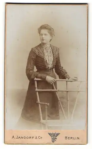 Fotografie A. Jandorf & Co., Berlin, Portrait Frau in bürgerlichem Kleid mit zurückgebundenem Haar