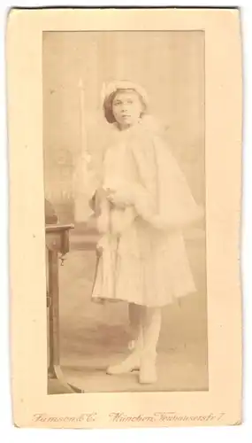 Fotografie Samson & Co. München, Portrait Mädchen im weissen Kleid mit Umhang