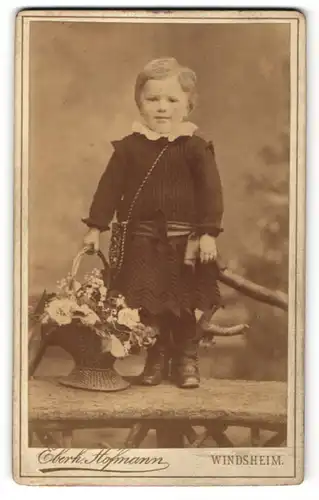 Fotografie Eberh. Hofmann, Windsheim, Portrait kleines Mädchen mit Tasche und Blumenkorb
