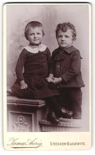 Fotografie James Aurig, Dresden-Blasewitz, Portrait Mädchen und Junge in bürgerlicher Kleidung