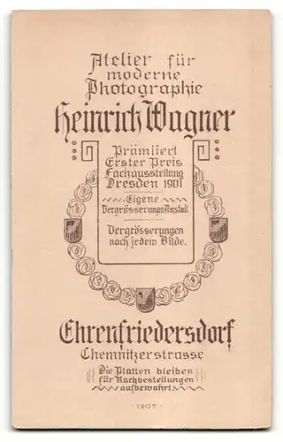 Fotografie Heinrich Wagner, Ehrenfriedersdorf, Portrait Kleinkind im weissen Hemd auf einem Fell