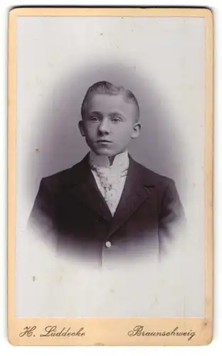 Fotografie H. Lüddecke, Braunschweig, Portrait Junge mit Krawatte im Mantel