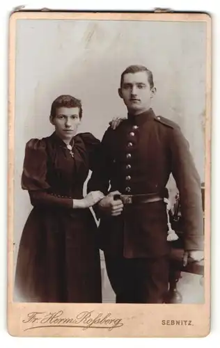 Fotografie Fr. Herm. Rossberg, Sebnitz i. S., Portrait Mann in Uniform mit seiner Frau