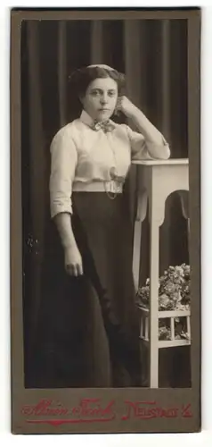 Fotografie Alwin Teich, Neustadt i. S., Portrait junge Frau in weisser Bluse und Blumen