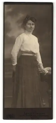 Fotografie Ernst Rudolph, Hof i. S., Portrait junge Frau in weisser Bluse mit zurückgebundenem Haar