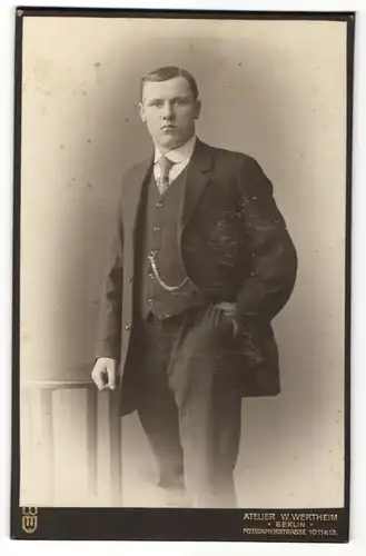 Fotografie W. Wertheim, Berlin, Portrait charmanter junger Mann mit Seitenscheitel im Anzug