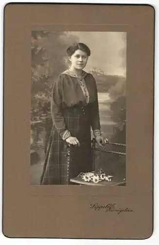 Fotografie Atelier Lippold, Königstein, Portrait dunkelhaariges Fräuelin mit zurückgekämmtem Haar in karierter Bluse