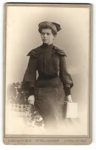 Fotografie Otto Lindner, Berlin, Portrait junge Frau mit Haarschleife im bürgerlichen Kleid