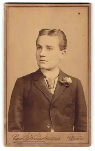 Fotografie Carl Kruse, Burg, Portrait junger Mann mit Krawatte und Blume am Kragen