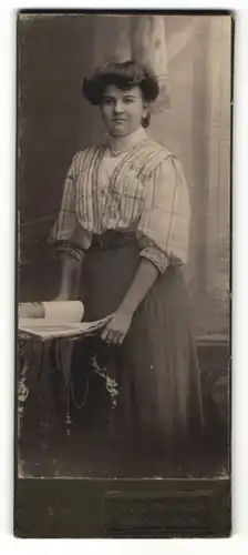 Fotografie Fritz Hacker, Annaberg i / S., Portrait junge Frau in karierter Bluse mit Hochsteckfrisur