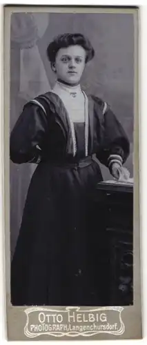 Fotografie Otto Helbig, Langenchursdorf, Portrait junge Frau in bürgerlichem Kleid mit zurückgebundenem Haar