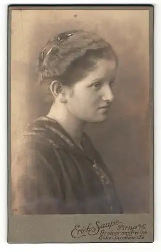 Fotografie Erich Saupe, Pirna a. E., Portrait brünettes Fräulein mit Haarband