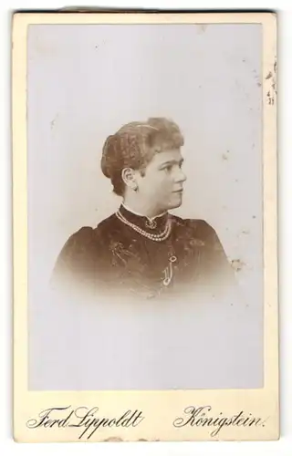 Fotografie Ferd. Lippoldt, Königstein, Portrait hübsche Dame mit zurückgebundenem Haar und Perlenhalskette
