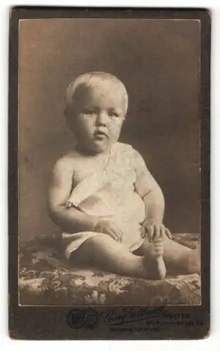 Fotografie Georg Gotthardt, Höxter, blondes süsses Kleinkind im weissen Hemdchen