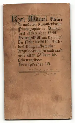 Fotografie Karl Mäckel, Burgstädt i. S., charmanter Bube mit Buch im eleganten Jackett
